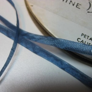 Vintage schmales blaues Band 1930er Jahre Seide mit Viskose 3/40 cm blau
