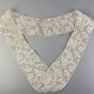 Antique beige lace collar