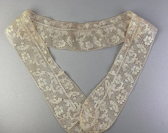Antique beige lace collar