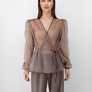 Camicetta in organza di seta, camicetta trasparente nera italiana, top leggero con maniche a sbuffo per donna