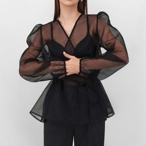 Camicetta in organza di seta, camicetta trasparente nera italiana, top leggero con maniche a sbuffo per donna