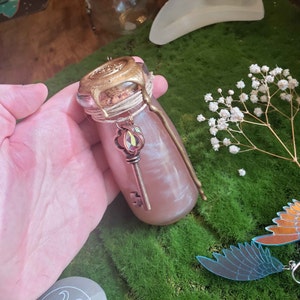 The Mist King&#39;s Love Potion | Fae Dungeons and Dragons Potion Bottle Witchy Apothecary Elixir Decor | Romantasy Bookshelf Decor Fantasy Prop