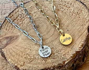 Collar con clip, Collar con nombre, Regalo para ella, Collar personalizado, Collar con mantra, Regalo para hija, Regalo para mamá, Fe sobre el miedo, amigos