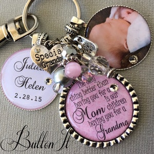 Peut inclure: Porte-clés rose et argent avec un charme photo, un charme en forme de cœur qui dit "Grand-mère spéciale", et un charme rond avec le texte "La seule chose qui soit mieux que de t'avoir comme maman, c'est d'avoir nos enfants comme grand-mère".