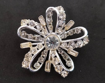 Gorgeous clear rhinestone brooch pin vintage 2"