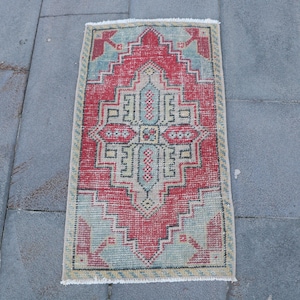 Vintage Turkse deurmat, 1 x 3 ft, rood en blauw tapijt met geometrisch patroon, boho-huisdecor, authentiek tapijt voor kleine ruimtes
