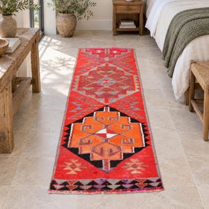Alfombra turca Herki, alfombra Kilim geométrica roja, 2,4 x 5,5, tejido plano vintage hecho a mano, alfombra tribal larga para el suelo del dormitorio.