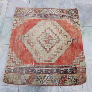 Vintage Turkse deurmat, 3 x 3 ft, uniek geometrisch ontwerp, rode en beige tinten, handgeweven tapijt, authentiek huisdecor