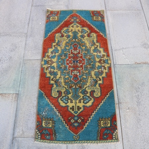 Vintage Turks tapijt deurmat, kleurrijk geometrisch ontwerp, blauwe en rode patronen, 1 x 3 ft, handgemaakt woondecor