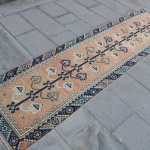 Tapete turco vintage, passadeira de 2,3 x 8,7 pés, tapete patchwork Oushak azul. imagem 3