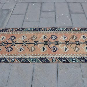 Tapete turco vintage, passadeira de 2,3 x 8,7 pés, tapete patchwork Oushak azul. imagem 4