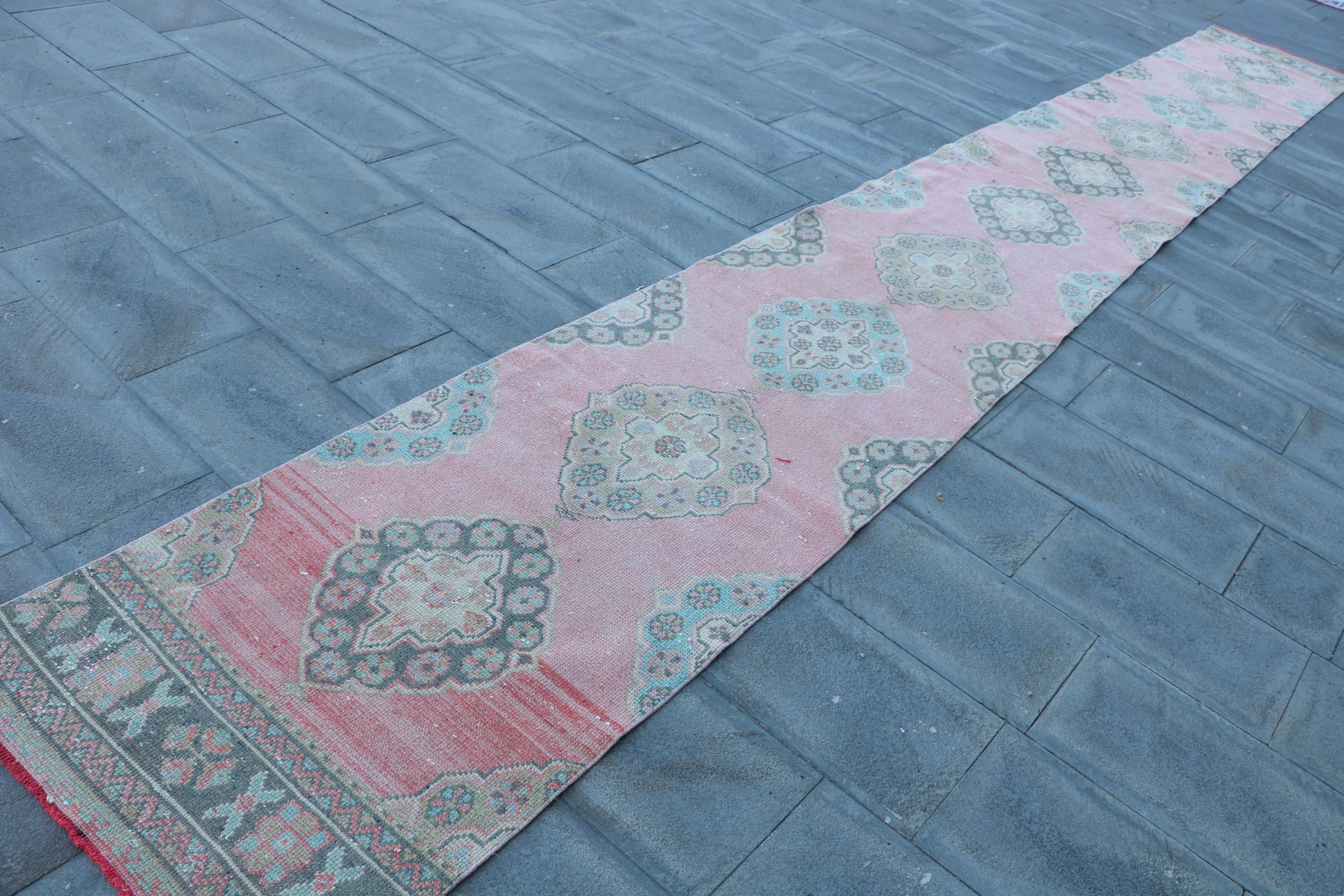 ヴィンテージ トルコ ランナー ラグ、ピンクとブルーの幾何学模様、3 x