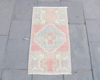 Tapete Oushak, 42,7 x 82,3 m, estilo vintage, com estampa de plantas e árvores rosa, em lã.