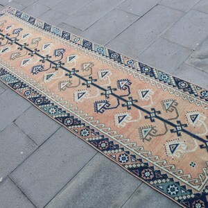Tapete turco vintage, passadeira de 2,3 x 8,7 pés, tapete patchwork Oushak azul. imagem 2