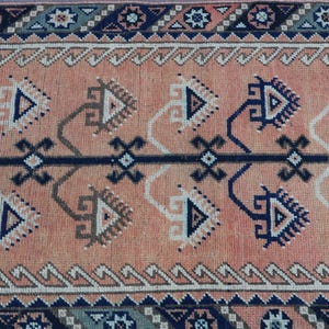 Tapete turco vintage, passadeira de 2,3 x 8,7 pés, tapete patchwork Oushak azul. imagem 5