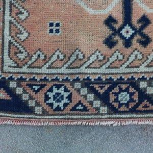 Tapete turco vintage, passadeira de 2,3 x 8,7 pés, tapete patchwork Oushak azul. imagem 9