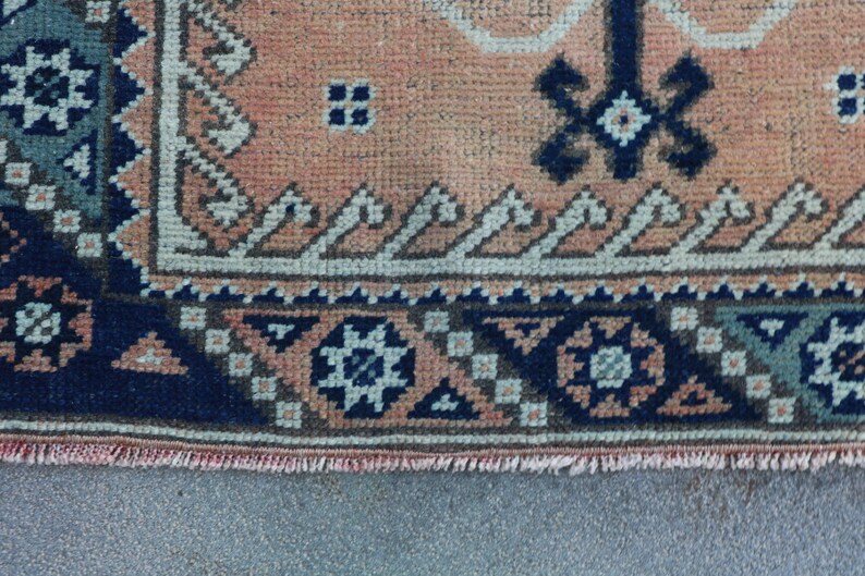 Tapete turco vintage, passadeira de 2,3 x 8,7 pés, tapete patchwork Oushak azul. imagem 9