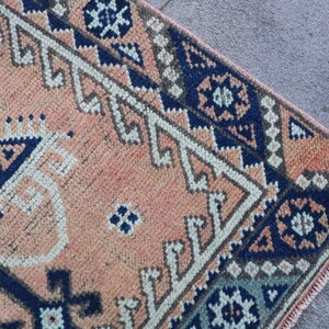 Tapete turco vintage, passadeira de 2,3 x 8,7 pés, tapete patchwork Oushak azul. imagem 8