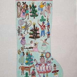 Puede incluir: Una media azul claro con una escena navideña caprichosa con una variedad de personajes, incluyendo un caballo, una carpa de circo y un árbol de Navidad. La media está personalizada con el nombre "Kent".