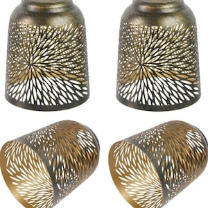 Puede incluir: Un juego de cuatro pantallas de lámpara de metal en forma de campana con un acabado en bronce oscuro y textura cepillada. Cada pantalla presenta un intrincado patrón floral cortado a láser que permite el paso de la luz por el metal.