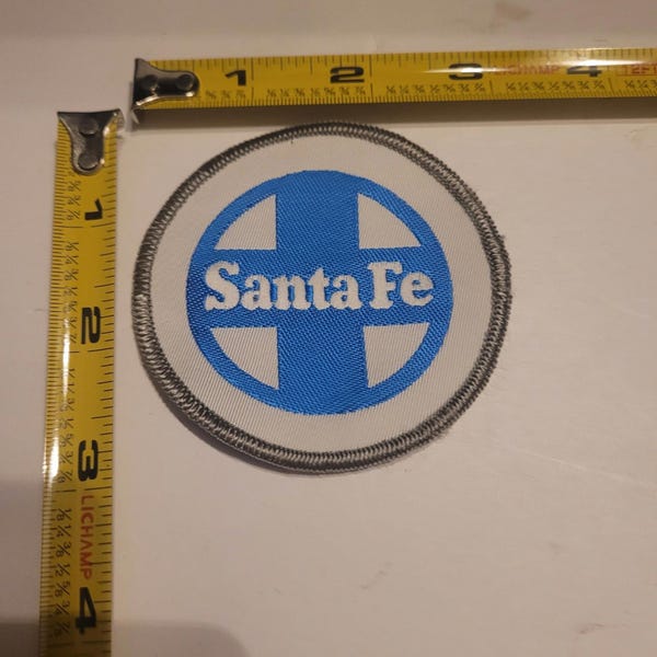 Parche bordado vintage del ferrocarril de Santa Fe, azul, blanco y con borde gris, para coser.