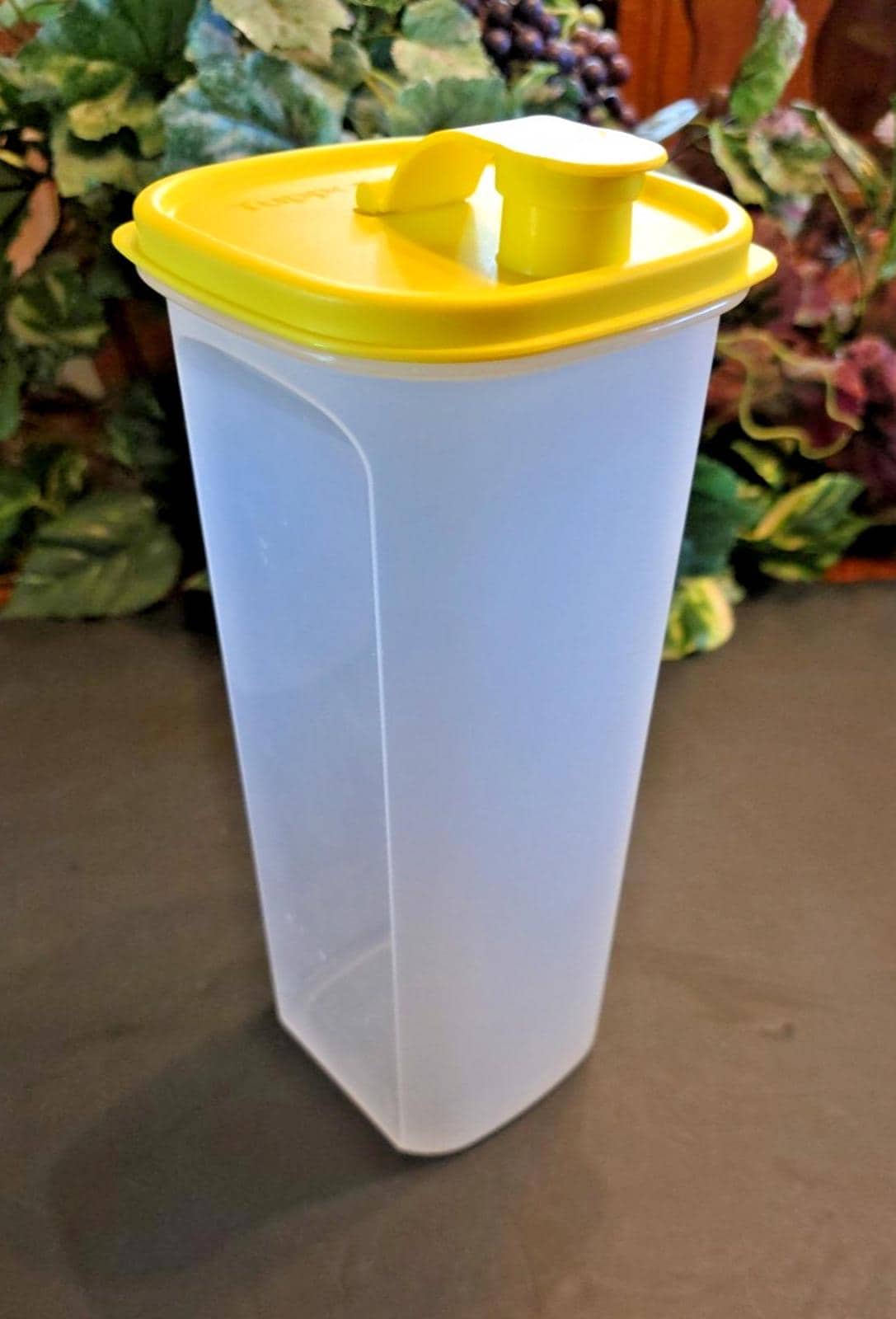 タッパーウェア 2L 飲料容器 8995B イエロー 注ぎ口蓋 スリムライン