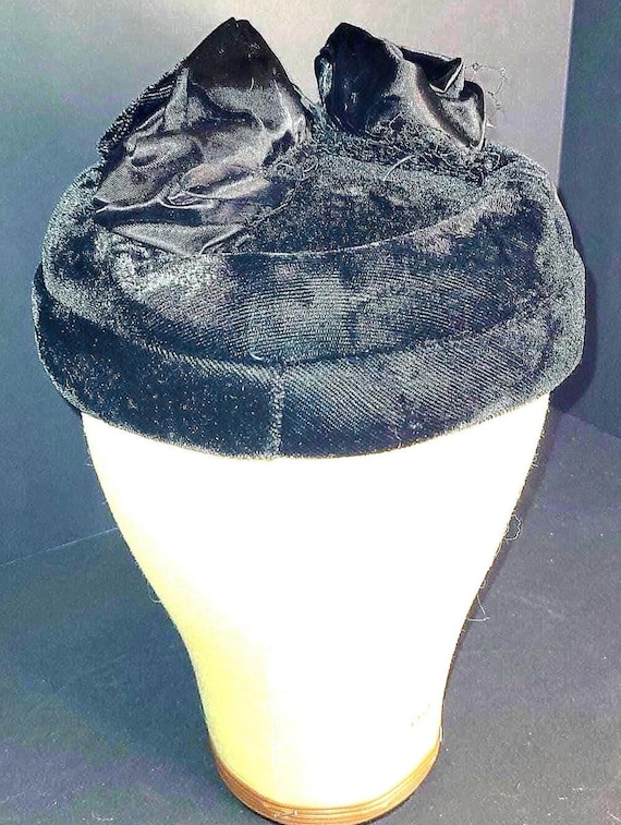 Vintage Ladies Pillbox Hat Black Satin and Velvet Vintage Womens Black Velvet Pillbox Hat Satin & Velvet  main image 4