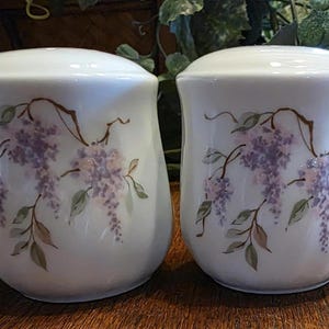 Corning Corelle Wisteria Salt & Pepper Shaker set Japan Purple White 1970&#39;s