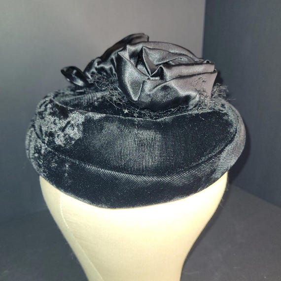 Vintage Womens Black Velvet Pillbox Hat Satin & Velvet  display picture 2