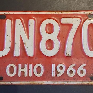 Vintage 1966 Ohio enkele kentekenplaat OH UN870 rood met witte auto