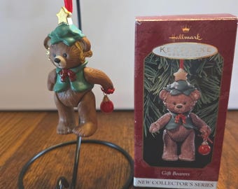 Hallmark Andenken Ornamente 1999 Geschenkträger Bär Bewegliche Gelenke Keramik