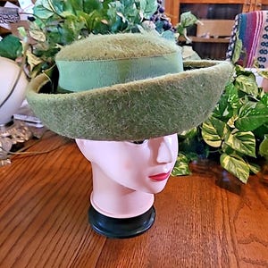 Vintage cedar crest Olive Green Tassel Trim Felt Cloche Hat made in Italy 50’s Vintage Olive Green Felt Cloche Hat: Suede Bow, Adjustable  main image 4