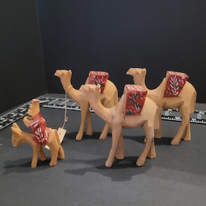 Lot de 4 figurines d&#39;ânes et de chameaux en bois d&#39;olivier sculpté à la main