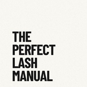 Può includere: Una copertina di libro con il titolo "THE PERFECT LASH MANUAL" in grassetto nero. Sotto il titolo c'è il testo "LASH EXTENSION TRAINING COURSE" in un carattere più piccolo. Lo sfondo è di colore bianco sporco strutturato.