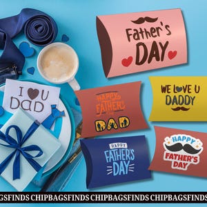 Puede incluir: Una imagen con temática del Día del Padre con un fondo azul. Presenta cajas de regalo, una taza de café, una corbata y elementos decorativos. También hay varias cajas de almohada con texto como "Father's Day" y "We Love U Daddy".