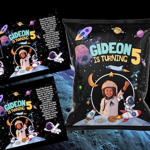 Könnte beinhalten: Ein schwarzer und blauer Chip-Beutel mit Weltraum-Motiv. Der Beutel zeigt ein Bild eines Kindes, das als Astronaut verkleidet ist, in einem Kreis mit dem Text "Gideon wird 5". Auf dem Beutel sind Sterne, Planeten und Raketen zu sehen.