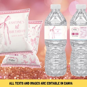 Peut inclure: Des sachets cadeaux roses et blancs avec un nœud rose et le texte "Ashtine's 1st Birthday! March 26, 2025". Deux bouteilles d'eau en plastique transparent avec des étiquettes roses et blanches qui disent "Ashtine's 1st Birthday!"