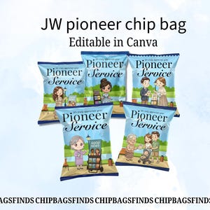 Peut inclure: Cinq paquets de chips bleus avec le texte "Pioneer Service" et des illustrations de personnes. Le texte "JW pioneer chip bag Editable in Canva" est en haut et "CHIPBAGSFINDS" en bas.