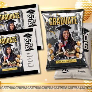 Op de afbeelding: Afstudeer-thema chipszakken en labels. De zakken bevatten een foto van een afgestudeerde in een toga en hoed, de tekst "GRADUATE", "Class of 2020" en "2026". Gouden en witte ballonnen zijn op de achtergrond.
