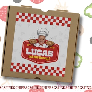 Könnte beinhalten: Eine braune Pizzaschachtel mit einem rot-weiß karierten Muster und einer Grafik eines Babykochs, der Pizzen hält. Die Grafik enthält den Namen "LUCAS" und "1st Birthday!" in roter Schrift. Die Schachtel ist mit Pizza-Themen-Illustrationen verziert.