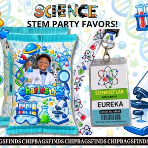 Può includere: Due sacchetti di patatine personalizzati con la foto di un bambino in camice da laboratorio, il testo Charles is 5 e grafiche scientifiche. Accanto, un cordino con un porta badge che mostra SCIENTIST LAB, MAD SCIENTIST, EUREKA e ACCESS ALL AREAS.
