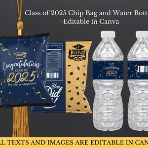 Puede incluir: Una bolsa de patatas fritas azul con confeti dorado y el texto "Felicidades Clase de 2025" y dos botellas de agua transparentes con etiquetas azules y doradas que dicen "Felicidades Clase de 2025".