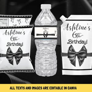 Könnte beinhalten: Weiße Party-Geschenktüten, eine Wasserflasche und ein Getränkebeutel mit schwarzen Schleifenakzenten. Der Text "Ashtine's 6th Birthday!" wird auf jedem Artikel angezeigt. Der Satz "Birthday Facts" ist ebenfalls sichtbar.
