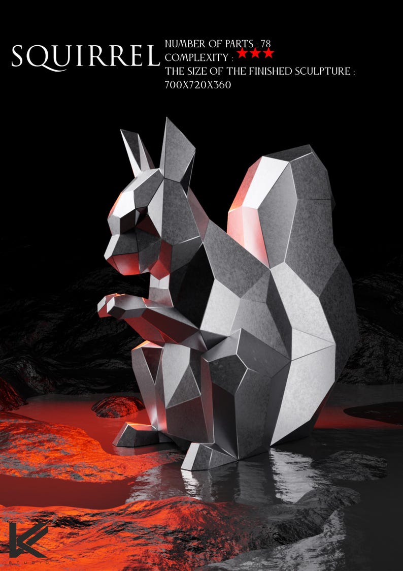 Puede incluir: Escultura geom&eacute;trica met&aacute;lica de una ardilla con dise&ntilde;o facetado. La obra de arte est&aacute; sobre un fondo oscuro con acentos rojos y negros. El texto "SQUIRREL" est&aacute; en la parte superior izquierda. La escultura mide 70 x 72 x 36 cm.