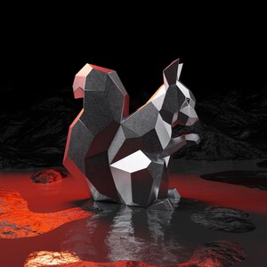 Puede incluir: Una escultura geom&eacute;trica de ardilla met&aacute;lica con un dise&ntilde;o facetado. La escultura es principalmente gris con acentos rojos, sobre un fondo oscuro y texturizado con una superficie similar al agua te&ntilde;ida de rojo.