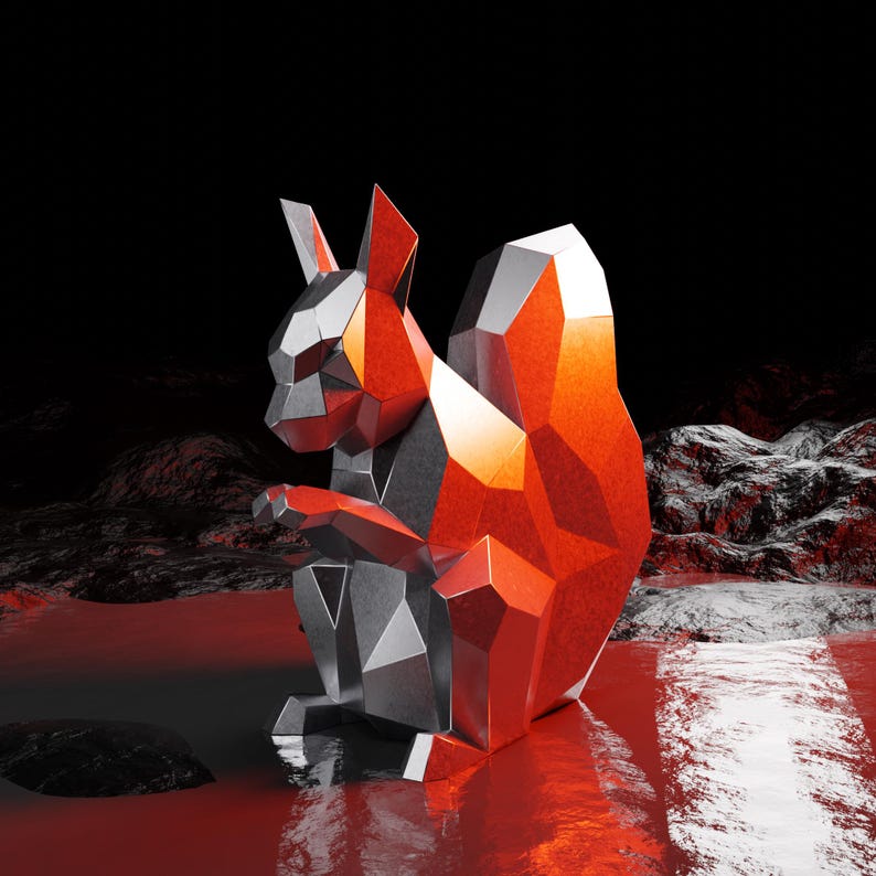 Puede incluir: Una escultura geom&eacute;trica de una ardilla en tonos plateados y rojo-anaranjado. La obra de arte tiene un dise&ntilde;o facetado, con &aacute;ngulos agudos y una est&eacute;tica moderna. La ardilla est&aacute; posada en posici&oacute;n sentada, con la cola erguida.