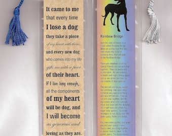 Könnte beinhalten: Ein Paar Lesezeichen mit einem Regenbogen-Design und einem Zitat über den Verlust eines Hundes. Das Zitat lautet: "Es kam mir so vor, dass jedes Mal, wenn ich einen Hund verliere, er ein Stück meines Herzens mitnimmt. Und jeder neue Hund, der in mein Leben kommt, schenkt mir ein Stück seines Herzens. Wenn ich lange genug lebe, werden alle Bestandteile meines Herzens Hunde sein, und ich werde so grosszügig und liebevoll wie sie sein. (unbekannt)"
