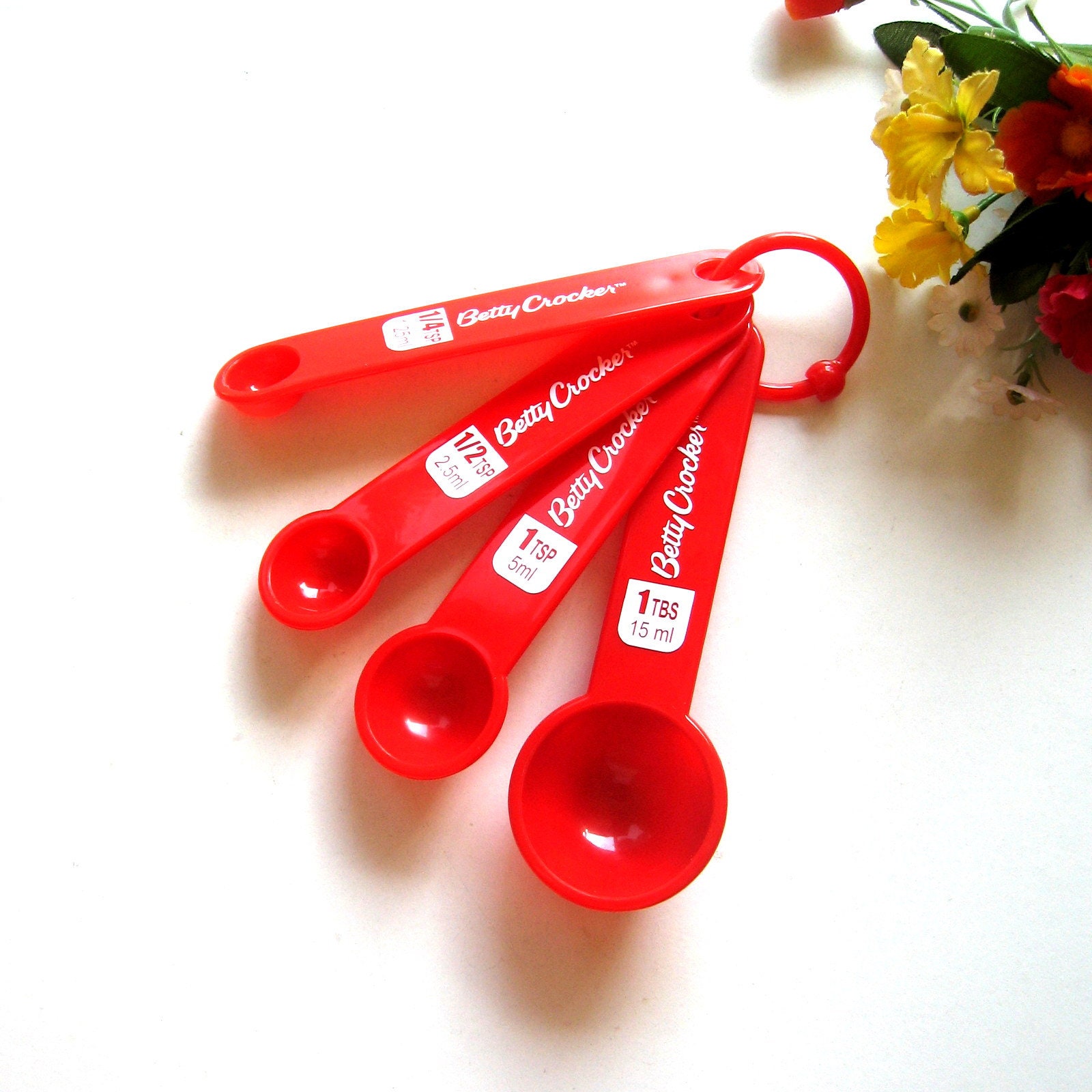 Vintage Measuring Spoons by Betty Crocker Red Plastic Measuring Spoons Set  of 4 Baking, Cooking, Kitchen Gadgets, Kitchen Tools 