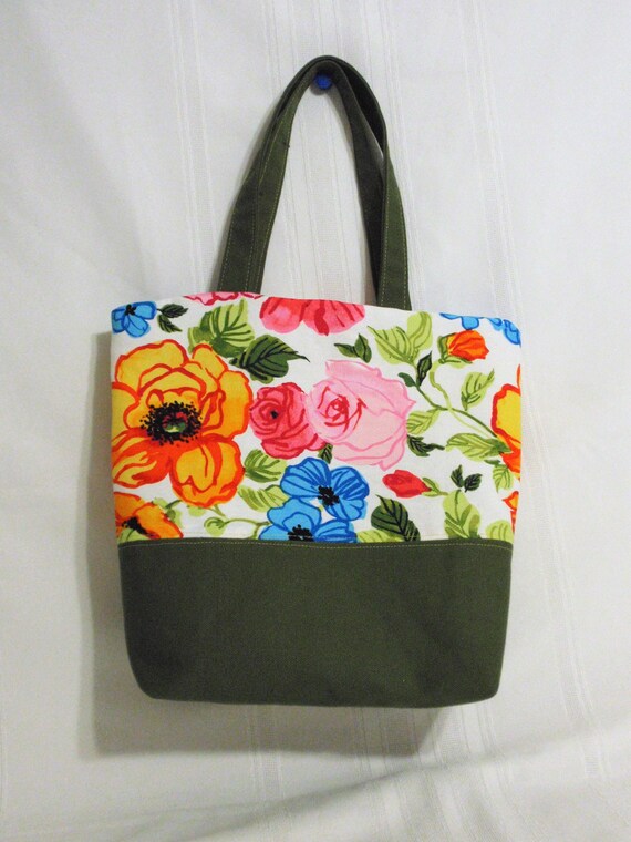 Tote bag with center divider clearance