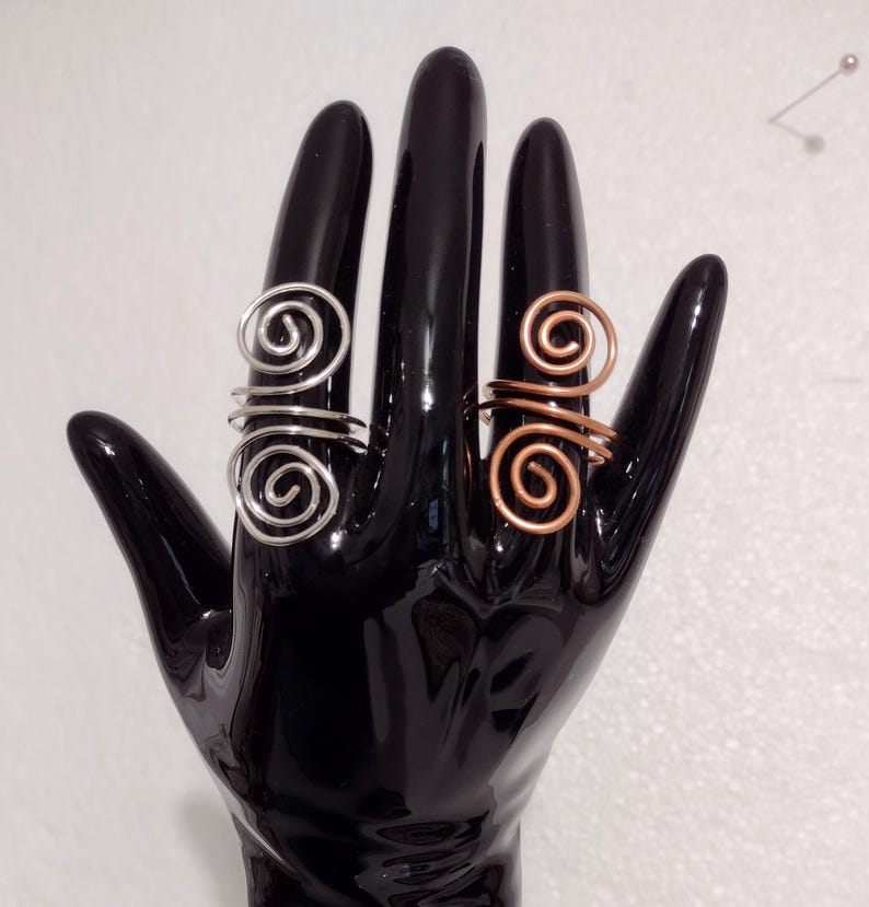 Puede incluir: Una taza de cer&aacute;mica blanca con un asa negra y el texto "But First, Coffee" en negrita negra. La taza se encuentra sobre un fondo borroso, resaltando su dise&ntilde;o limpio.